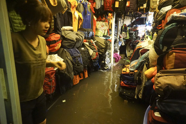 Picture 18 of The center of Hanoi's old town continues to flood deeply in the sea