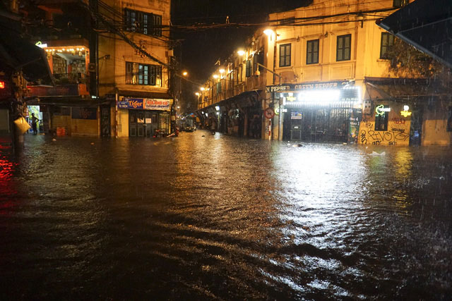 Picture 2 of The center of Hanoi's old town continues to flood deeply in the sea