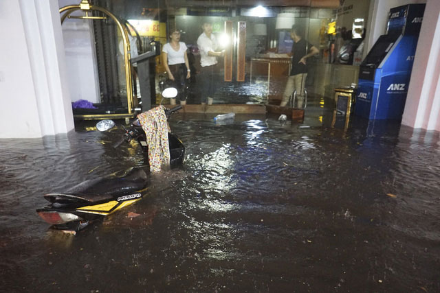 Picture 3 of The center of Hanoi's old town continues to flood deeply in the sea