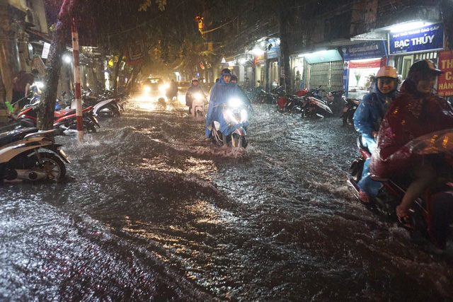 Picture 4 of The center of Hanoi's old town continues to flood deeply in the sea