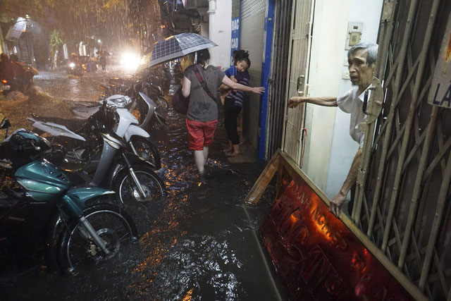 Picture 5 of The center of Hanoi's old town continues to flood deeply in the sea
