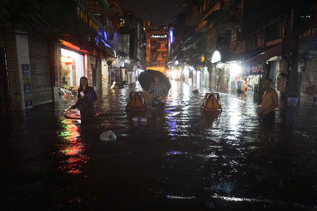 Picture 7 of The center of Hanoi's old town continues to flood deeply in the sea