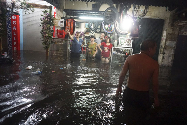 Picture 8 of The center of Hanoi's old town continues to flood deeply in the sea