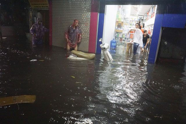 Picture 9 of The center of Hanoi's old town continues to flood deeply in the sea