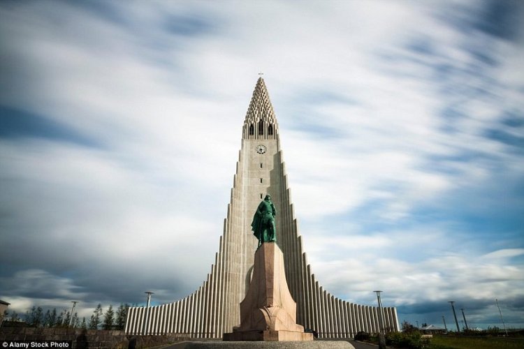 Picture 16 of The churches have strange structures in the world
