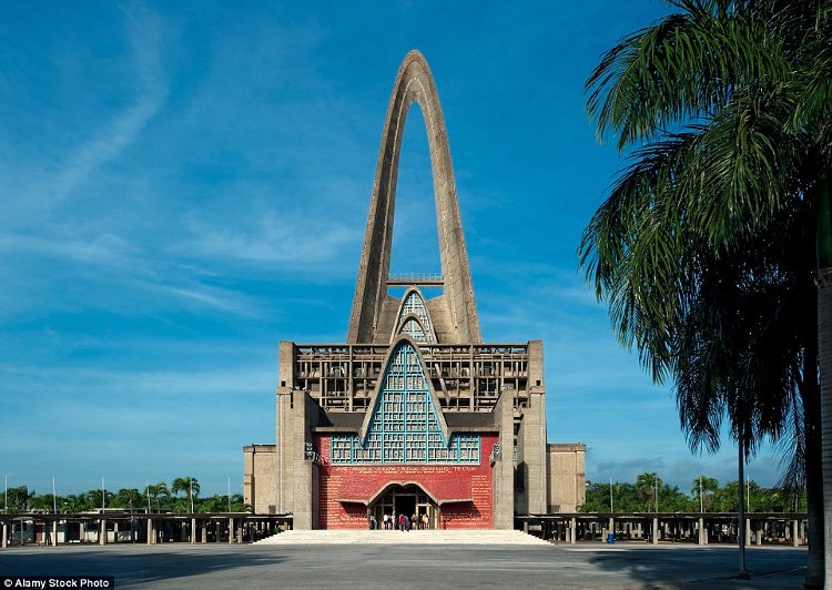 Picture 17 of The churches have strange structures in the world