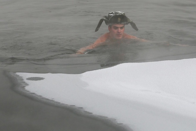 Picture 7 of The club who likes to bathe in cold weather - 30 degrees Celsius