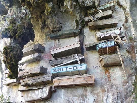 Picture 1 of The coffin hanging on the cliff of Igorot people