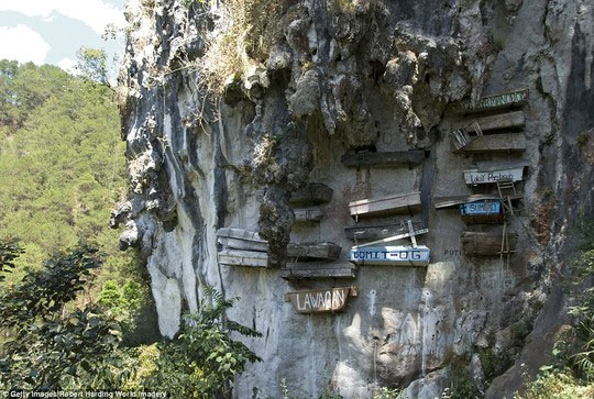Picture 2 of The coffin hanging on the cliff of Igorot people