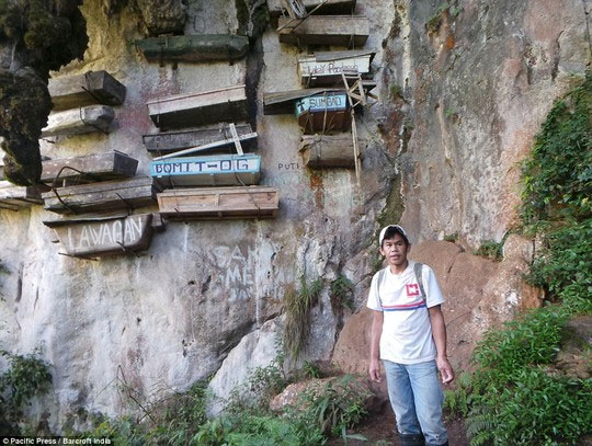 Picture 4 of The coffin hanging on the cliff of Igorot people
