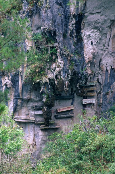 Picture 5 of The coffin hanging on the cliff of Igorot people