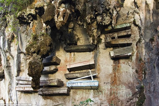 Picture 6 of The coffin hanging on the cliff of Igorot people