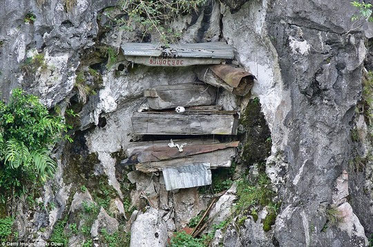 Picture 7 of The coffin hanging on the cliff of Igorot people