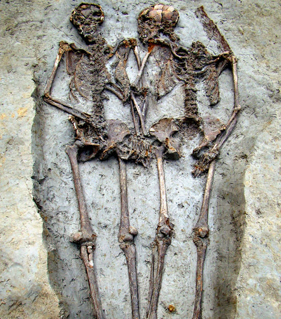 Picture 1 of The corpses 'hold hands' together for 1,500 years