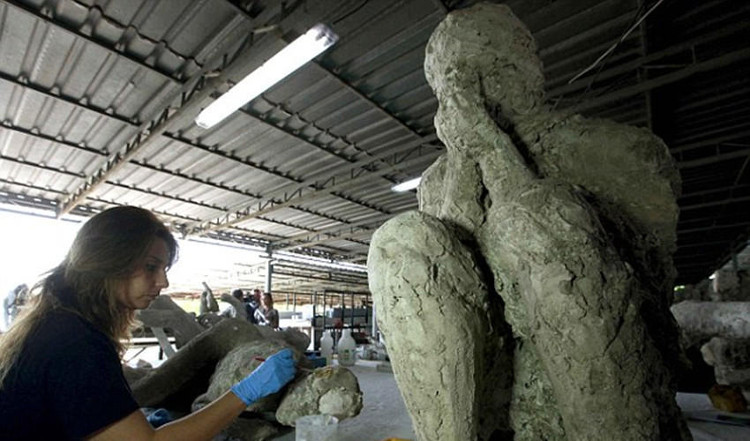 Picture 7 of The couple is buried by volcanic lava, not separated after thousands of years