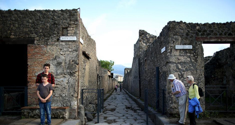 Picture 9 of The couple is buried by volcanic lava, not separated after thousands of years