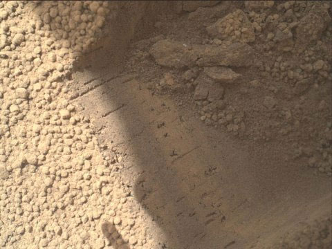 Picture 1 of The Curiosity is about to sample the first stone on Mars