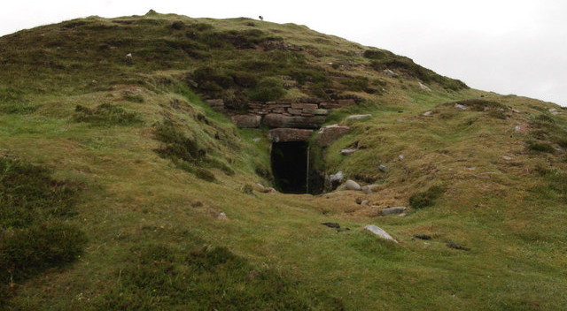 Picture 2 of The custom of chopping up the bones of dead people on the ancient island of Scotland
