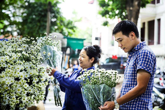 Picture 16 of The daisies signal the winter in Hanoi street
