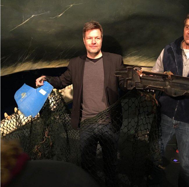 Picture 2 of The dead whale belly in the European sea is full of garbage