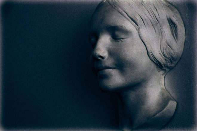 The death of an unknown girl in Paris taught us: Life can pass on kisses images 1