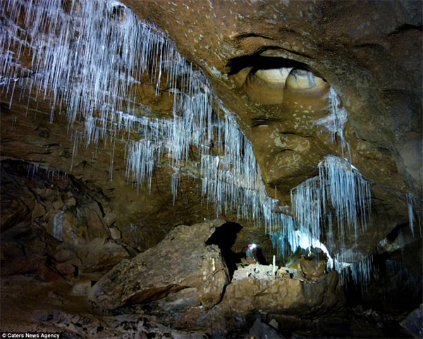 Picture 2 of The deepest cave in England is beautiful and sparkling