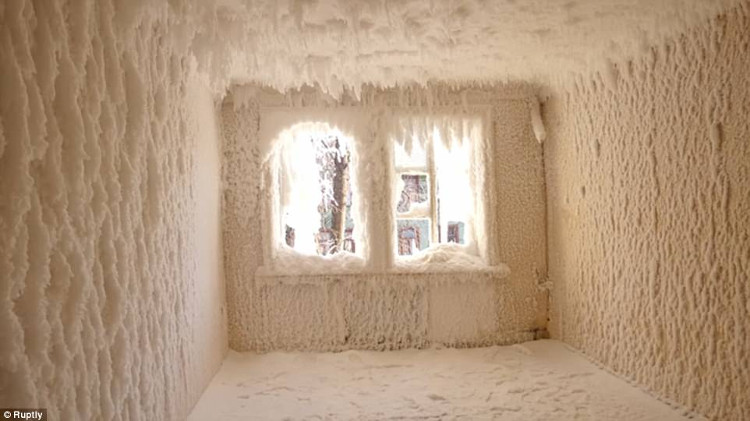 Picture 1 of The deserted house 'snowy palace' because of the negative price of 61 degrees Celsius in Russia