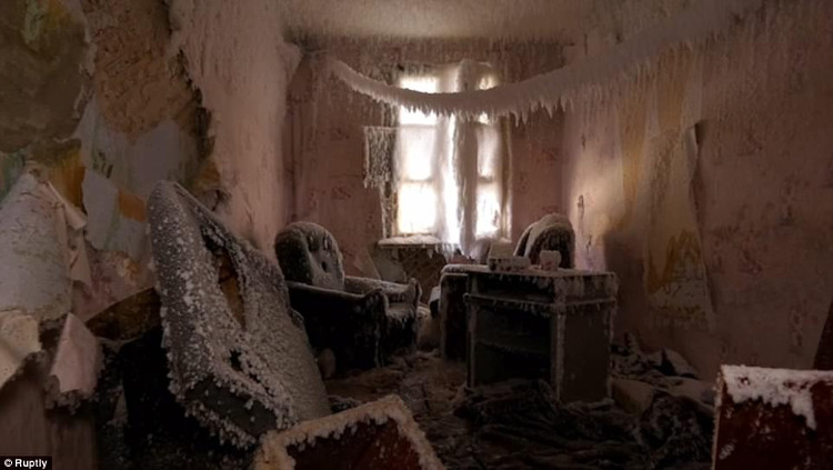 Picture 2 of The deserted house 'snowy palace' because of the negative price of 61 degrees Celsius in Russia