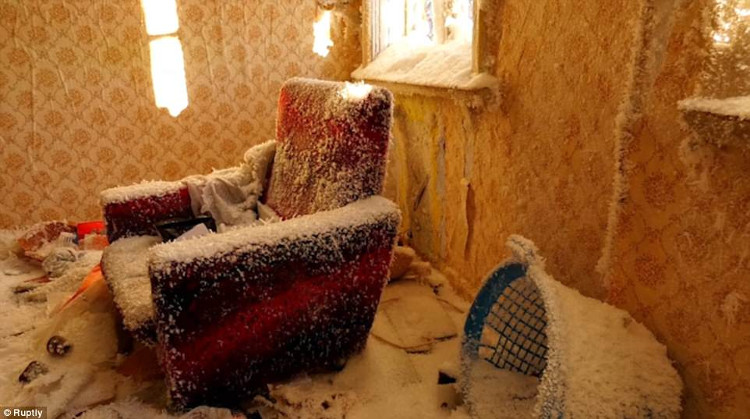 Picture 3 of The deserted house 'snowy palace' because of the negative price of 61 degrees Celsius in Russia