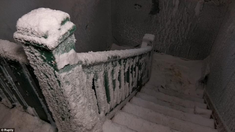 Picture 4 of The deserted house 'snowy palace' because of the negative price of 61 degrees Celsius in Russia