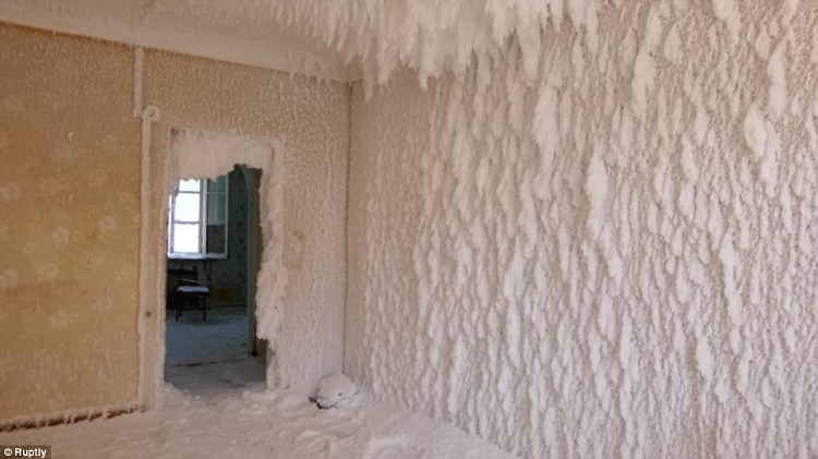 Picture 5 of The deserted house 'snowy palace' because of the negative price of 61 degrees Celsius in Russia