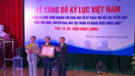 Picture 2 of The doctor has a surgical method named after himself 'Dr Luong' receiving Vietnamese record certification
