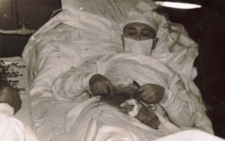 Picture 2 of The doctor who removed the appendix for himself between Antarctica made the world admire