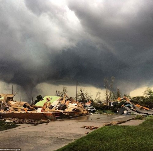 Picture 1 of The double super cyclone rarely blew away half of the town in the United States