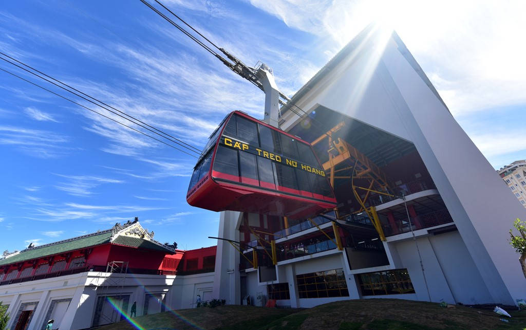Picture 1 of The 'double-decker bus' cable car floats above Ha Long Bay