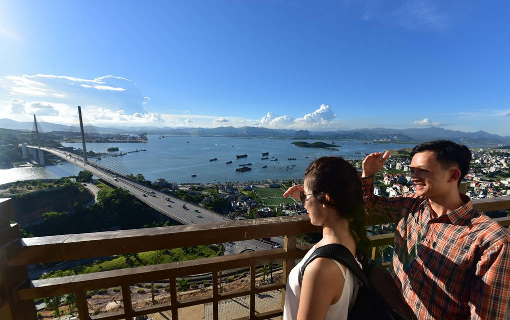 Picture 16 of The 'double-decker bus' cable car floats above Ha Long Bay