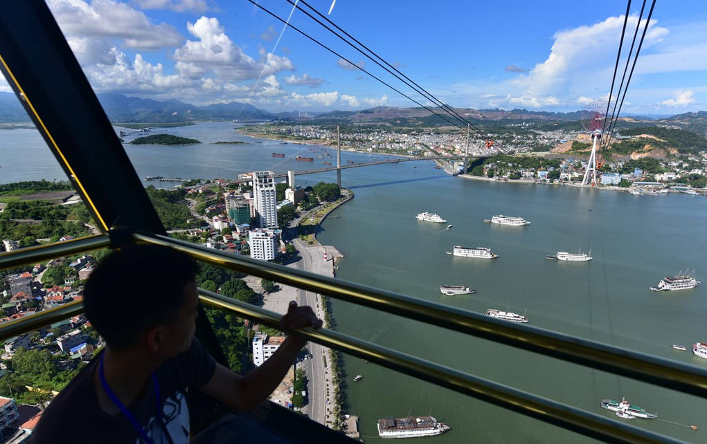 Picture 8 of The 'double-decker bus' cable car floats above Ha Long Bay