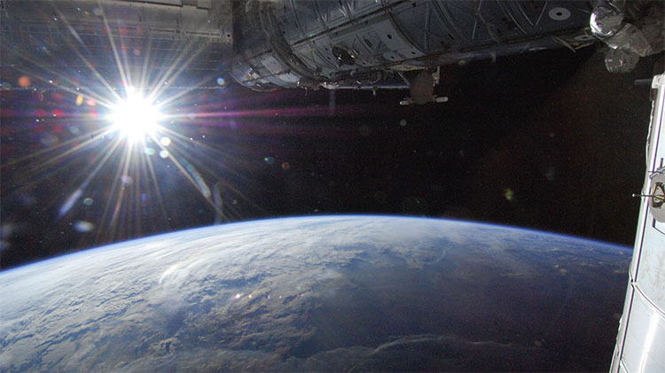 Picture 1 of The Earth is farthest from the Sun, but why is it so hot?