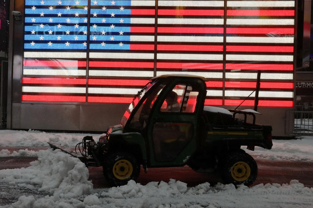 Picture 9 of The East Coast of America is white in the winter snowstorm