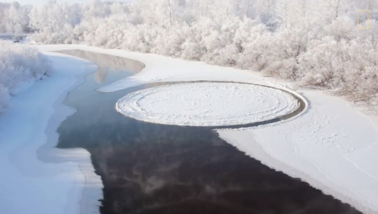 Picture 1 of The effect of creating a 15m tape disc rotates on the surface of the Russian river