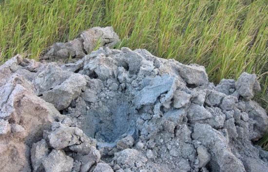 Picture 3 of The eruption mud in Ninh Thuan can be bathed