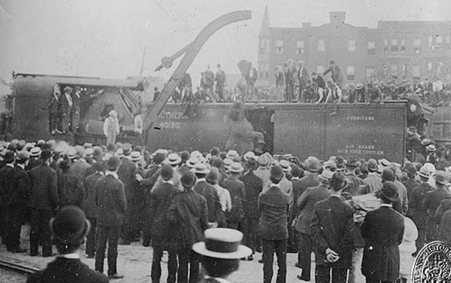 Picture 2 of The execution of the American shocking elephants in 1916
