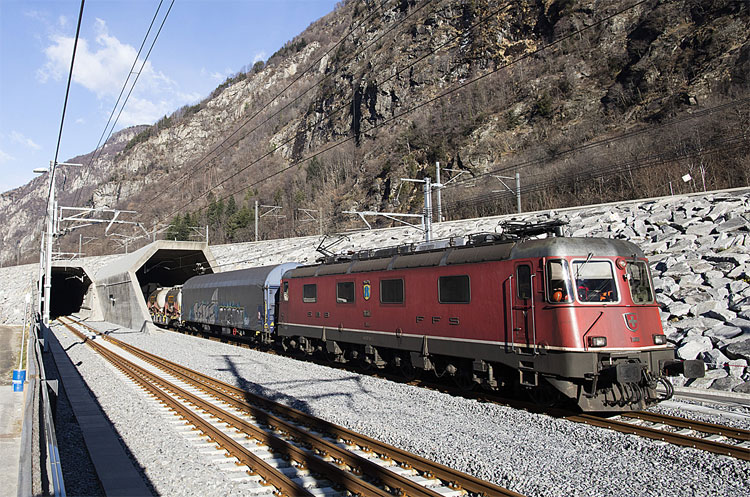 Picture 8 of The extreme 'record' of the world's longest train tunnel
