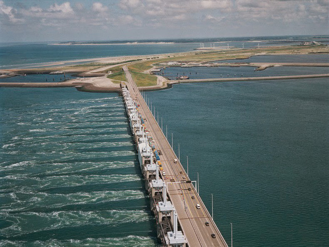 Picture 1 of The extremely monstrous bridge of the Netherlands: Rain is to be ... flooded