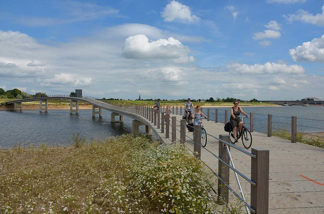 Picture 2 of The extremely monstrous bridge of the Netherlands: Rain is to be ... flooded