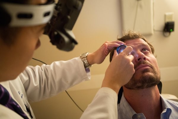 Picture 2 of The eye changes color after curing Ebola