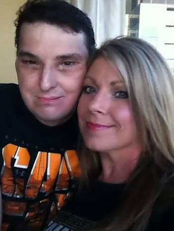 Picture 2 of The face-to-face man meets the donated family again