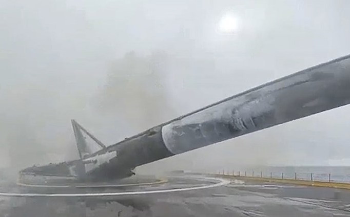 Picture 5 of The Falcon-9 boosters landed on the launch in the sea failed