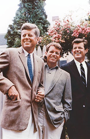 Picture 8 of The families were caught in a grim curse in history