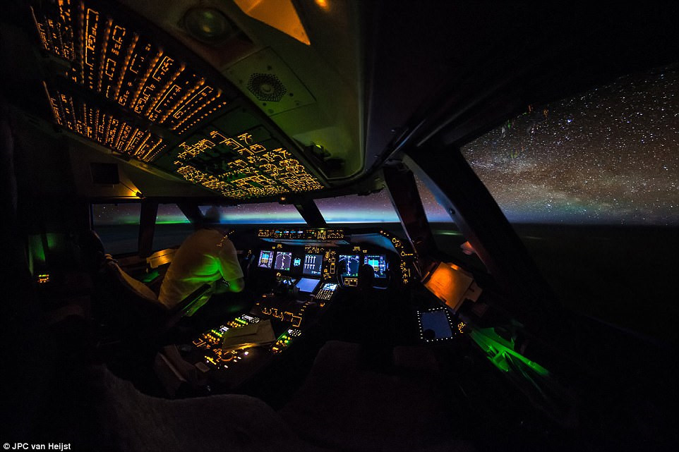 Picture 1 of The fanciful scenery of the Earth seen from the airplane cockpit